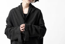 画像をギャラリービューアに読み込む, SOSNOVSKA FALLEN SLEEVES COAT (BLACK)