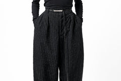 画像をギャラリービューアに読み込む, KLASICA GOSSE TWO TUCKED TROUSERS / LIGHT WEIGHT BLUR STRIPES (INK BLACK)