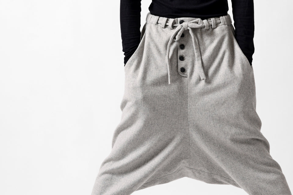 画像をギャラリービューアに読み込む, SOSNOVSKA CASHMERE WHITENED PANTS (LIGHT GREY)