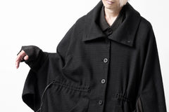 画像をギャラリービューアに読み込む, SOSNOVSKA VOLUMETRIC CAPE COAT (BLACK)