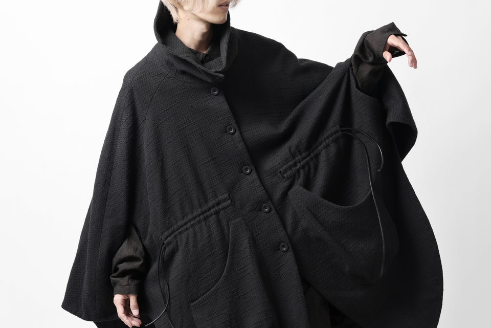 画像をギャラリービューアに読み込む, SOSNOVSKA VOLUMETRIC CAPE COAT (BLACK)