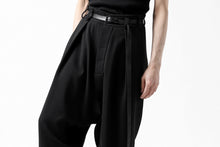 画像をギャラリービューアに読み込む, SOSNOVSKA RESTRAINED CUTED PANTS (BLACK)