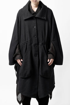 画像をギャラリービューアに読み込む, SOSNOVSKA VOLUMETRIC CAPE COAT (BLACK)