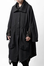 画像をギャラリービューアに読み込む, SOSNOVSKA VOLUMETRIC CAPE COAT (BLACK)