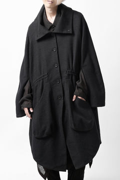 画像をギャラリービューアに読み込む, SOSNOVSKA VOLUMETRIC CAPE COAT (BLACK)