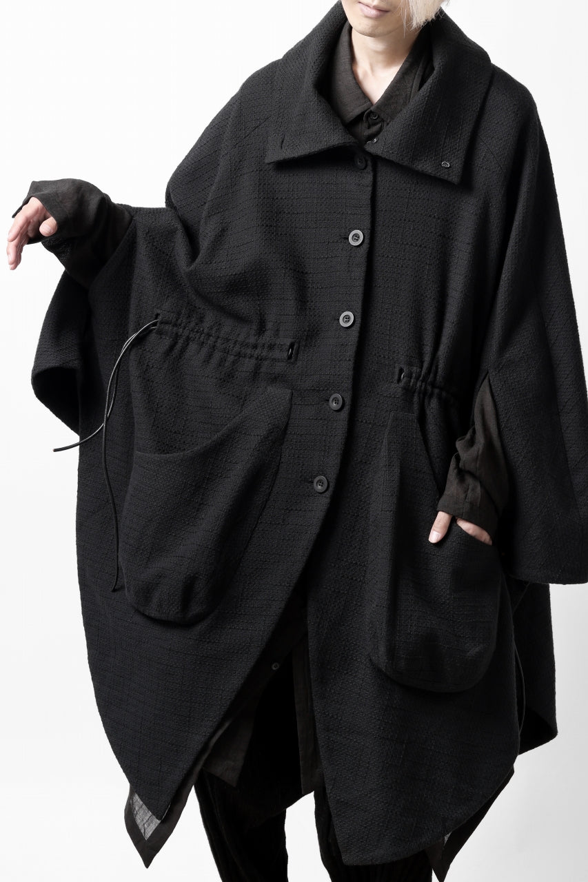 画像をギャラリービューアに読み込む, SOSNOVSKA VOLUMETRIC CAPE COAT (BLACK)