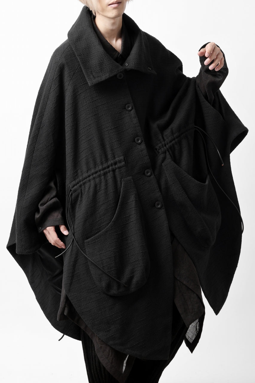 画像をギャラリービューアに読み込む, SOSNOVSKA VOLUMETRIC CAPE COAT (BLACK)