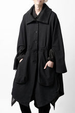 画像をギャラリービューアに読み込む, SOSNOVSKA VOLUMETRIC CAPE COAT (BLACK)