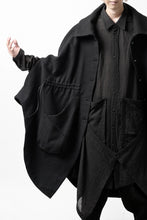 画像をギャラリービューアに読み込む, SOSNOVSKA VOLUMETRIC CAPE COAT (BLACK)