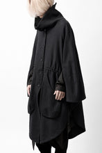 画像をギャラリービューアに読み込む, SOSNOVSKA VOLUMETRIC CAPE COAT (BLACK)