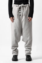 画像をギャラリービューアに読み込む, SOSNOVSKA CASHMERE WHITENED PANTS (LIGHT GREY)