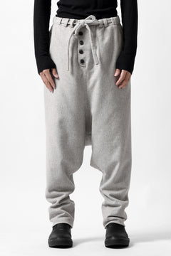 画像をギャラリービューアに読み込む, SOSNOVSKA CASHMERE WHITENED PANTS (LIGHT GREY)