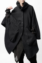 画像をギャラリービューアに読み込む, SOSNOVSKA VOLUMETRIC CAPE COAT (BLACK)