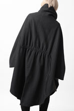 画像をギャラリービューアに読み込む, SOSNOVSKA VOLUMETRIC CAPE COAT (BLACK)