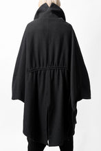 画像をギャラリービューアに読み込む, SOSNOVSKA VOLUMETRIC CAPE COAT (BLACK)