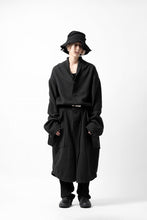 画像をギャラリービューアに読み込む, SOSNOVSKA FALLEN SLEEVES COAT (BLACK)