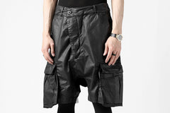 画像をギャラリービューアに読み込む, 11 BY BORIS BIDJAN SABERI CARGO POCKET SHORTS "P20-F1482" (STRETCH COTTON / BLACK COATED)