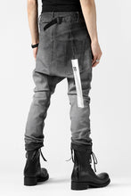 画像をギャラリービューアに読み込む, 11 BY BORIS BIDJAN SABERI LOW-DROPPED CROTCH BAGGY PANT "P4C-F-1481" (STRETCH DENIM / DIRTY GREY)
