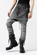 画像をギャラリービューアに読み込む, 11 BY BORIS BIDJAN SABERI LOW-DROPPED CROTCH BAGGY PANT "P4C-F-1481" (STRETCH DENIM / DIRTY GREY)