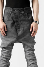 画像をギャラリービューアに読み込む, 11 BY BORIS BIDJAN SABERI LOW-DROPPED CROTCH BAGGY PANT "P4C-F-1481" (STRETCH DENIM / DIRTY GREY)