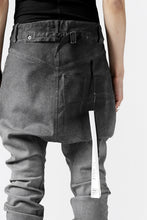 画像をギャラリービューアに読み込む, 11 BY BORIS BIDJAN SABERI LOW-DROPPED CROTCH BAGGY PANT "P4C-F-1481" (STRETCH DENIM / DIRTY GREY)