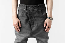 画像をギャラリービューアに読み込む, 11 BY BORIS BIDJAN SABERI LOW-DROPPED CROTCH BAGGY PANT &quot;P4C-F-1481&quot; (STRETCH DENIM / DIRTY GREY)