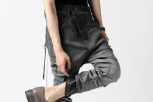 画像をギャラリービューアに読み込む, 11 BY BORIS BIDJAN SABERI LOW-DROPPED CROTCH BAGGY PANT "P4C-F-1481" (STRETCH DENIM / DIRTY GREY)