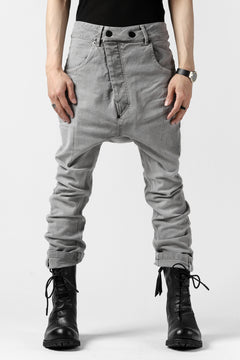 画像をギャラリービューアに読み込む, 11 BY BORIS BIDJAN SABERI LOW-DROPPED CROTCH BAGGY PANT "P4C-F-1481" (STRETCH DENIM / ICE GREY)