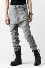 画像をギャラリービューアに読み込む, 11 BY BORIS BIDJAN SABERI LOW-DROPPED CROTCH BAGGY PANT "P4C-F-1481" (STRETCH DENIM / ICE GREY)
