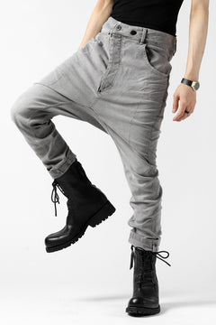 画像をギャラリービューアに読み込む, 11 BY BORIS BIDJAN SABERI LOW-DROPPED CROTCH BAGGY PANT "P4C-F-1481" (STRETCH DENIM / ICE GREY)