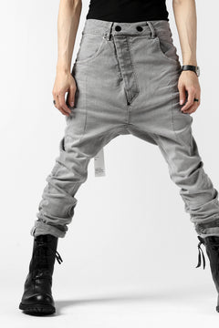画像をギャラリービューアに読み込む, 11 BY BORIS BIDJAN SABERI LOW-DROPPED CROTCH BAGGY PANT "P4C-F-1481" (STRETCH DENIM / ICE GREY)