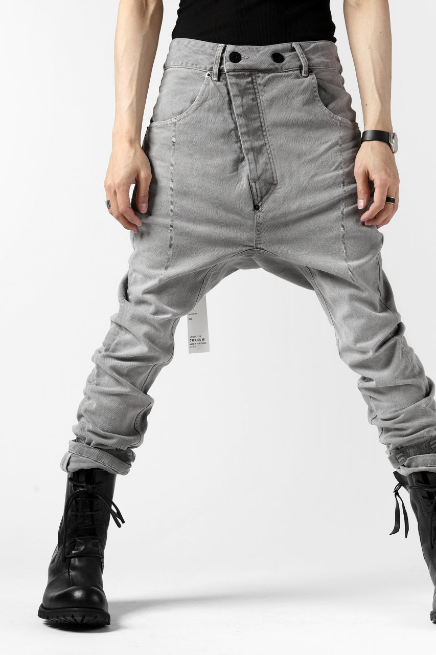画像をギャラリービューアに読み込む, 11 BY BORIS BIDJAN SABERI LOW-DROPPED CROTCH BAGGY PANT "P4C-F-1481" (STRETCH DENIM / ICE GREY)