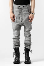 画像をギャラリービューアに読み込む, 11 BY BORIS BIDJAN SABERI LOW-DROPPED CROTCH BAGGY PANT "P4C-F-1481" (STRETCH DENIM / ICE GREY)