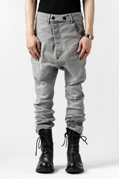 画像をギャラリービューアに読み込む, 11 BY BORIS BIDJAN SABERI LOW-DROPPED CROTCH BAGGY PANT "P4C-F-1481" (STRETCH DENIM / ICE GREY)
