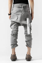 画像をギャラリービューアに読み込む, 11 BY BORIS BIDJAN SABERI LOW-DROPPED CROTCH BAGGY PANT "P4C-F-1481" (STRETCH DENIM / ICE GREY)