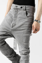 画像をギャラリービューアに読み込む, 11 BY BORIS BIDJAN SABERI LOW-DROPPED CROTCH BAGGY PANT "P4C-F-1481" (STRETCH DENIM / ICE GREY)