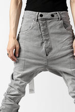 画像をギャラリービューアに読み込む, 11 BY BORIS BIDJAN SABERI LOW-DROPPED CROTCH BAGGY PANT "P4C-F-1481" (STRETCH DENIM / ICE GREY)