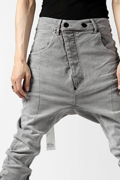 画像をギャラリービューアに読み込む, 11 BY BORIS BIDJAN SABERI LOW-DROPPED CROTCH BAGGY PANT "P4C-F-1481" (STRETCH DENIM / ICE GREY)