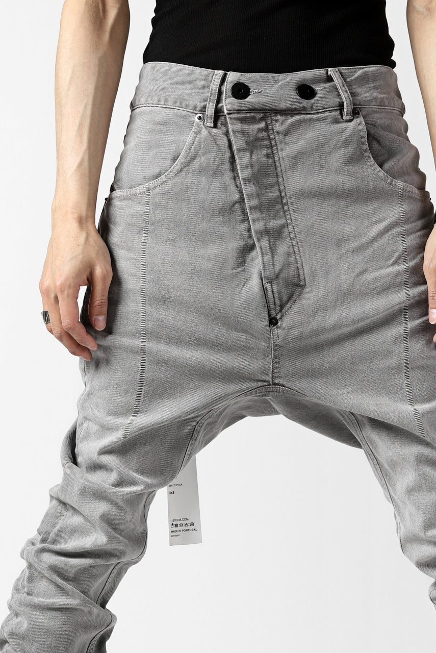 画像をギャラリービューアに読み込む, 11 BY BORIS BIDJAN SABERI LOW-DROPPED CROTCH BAGGY PANT "P4C-F-1481" (STRETCH DENIM / ICE GREY)