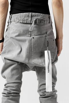 画像をギャラリービューアに読み込む, 11 BY BORIS BIDJAN SABERI LOW-DROPPED CROTCH BAGGY PANT "P4C-F-1481" (STRETCH DENIM / ICE GREY)