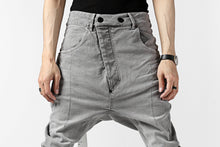 画像をギャラリービューアに読み込む, 11 BY BORIS BIDJAN SABERI LOW-DROPPED CROTCH BAGGY PANT "P4C-F-1481" (STRETCH DENIM / ICE GREY)