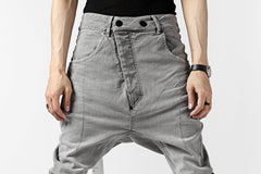 画像をギャラリービューアに読み込む, 11 BY BORIS BIDJAN SABERI LOW-DROPPED CROTCH BAGGY PANT "P4C-F-1481" (STRETCH DENIM / ICE GREY)