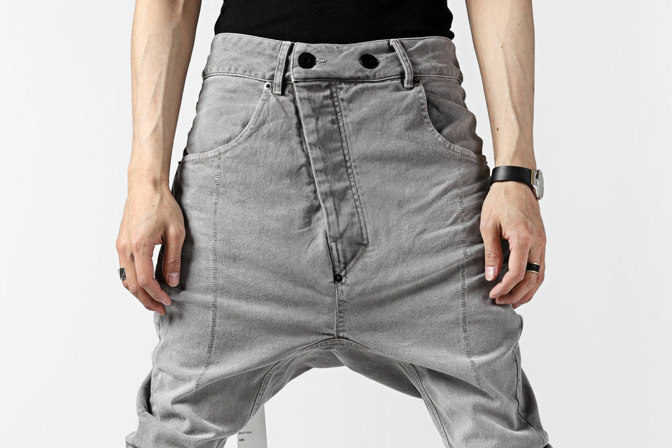 画像をギャラリービューアに読み込む, 11 BY BORIS BIDJAN SABERI LOW-DROPPED CROTCH BAGGY PANT "P4C-F-1481" (STRETCH DENIM / ICE GREY)