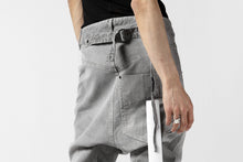 画像をギャラリービューアに読み込む, 11 BY BORIS BIDJAN SABERI LOW-DROPPED CROTCH BAGGY PANT "P4C-F-1481" (STRETCH DENIM / ICE GREY)