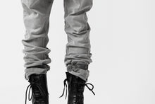 画像をギャラリービューアに読み込む, 11 BY BORIS BIDJAN SABERI LOW-DROPPED CROTCH BAGGY PANT "P4C-F-1481" (STRETCH DENIM / ICE GREY)