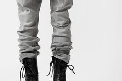 画像をギャラリービューアに読み込む, 11 BY BORIS BIDJAN SABERI LOW-DROPPED CROTCH BAGGY PANT "P4C-F-1481" (STRETCH DENIM / ICE GREY)