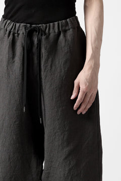 Load image into Gallery viewer, ISAMU KATAYAMA BACKLASH EASY SHORTS / SOFT LINEN (CHARCOAL BLACK)