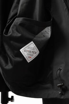 画像をギャラリービューアに読み込む, D-VEC x ALMOSTBLACK COLLARED BLOUSON / GORE-TEX INFINIUM™ POLARIS 2L (BLACK)