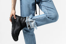 Load image into Gallery viewer, FACETASM CROPPED PRINT DENIM PANTS (INDIGO)