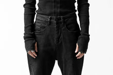 画像をギャラリービューアに読み込む, thomkrom OVER LOCK SLIM CROPPED PANTS / DAMAGE STRETCH DENIM (BLACK)